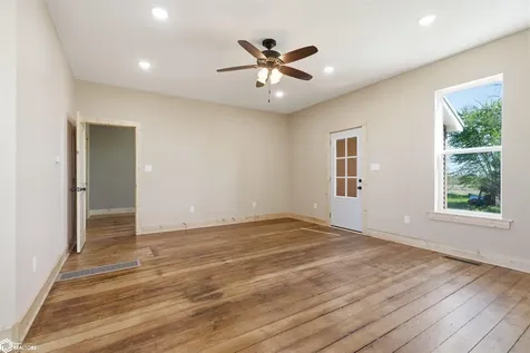 1088 Lexington Avenue Winfield IA 52659