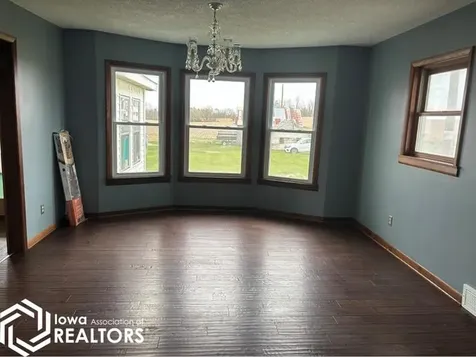 2037 Ivanhoe Road Ely IA 52227-9523