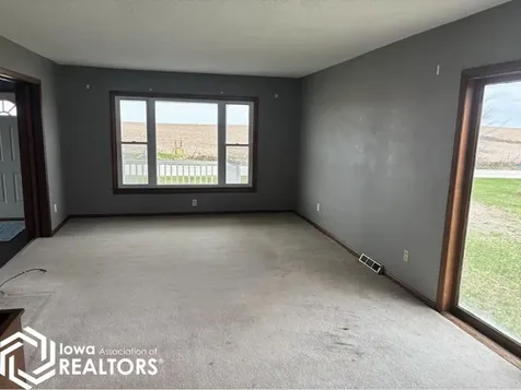 2037 Ivanhoe Road Ely IA 52227-9523