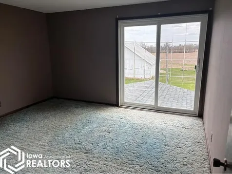 2037 Ivanhoe Road Ely IA 52227-9523