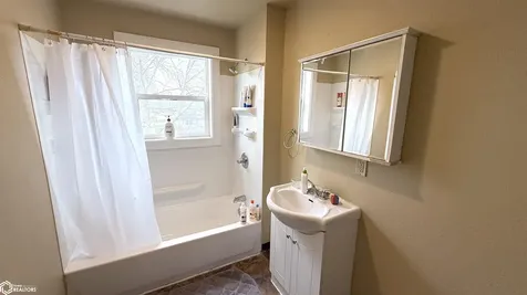 25-27 6th Street NW Mason City IA 50401