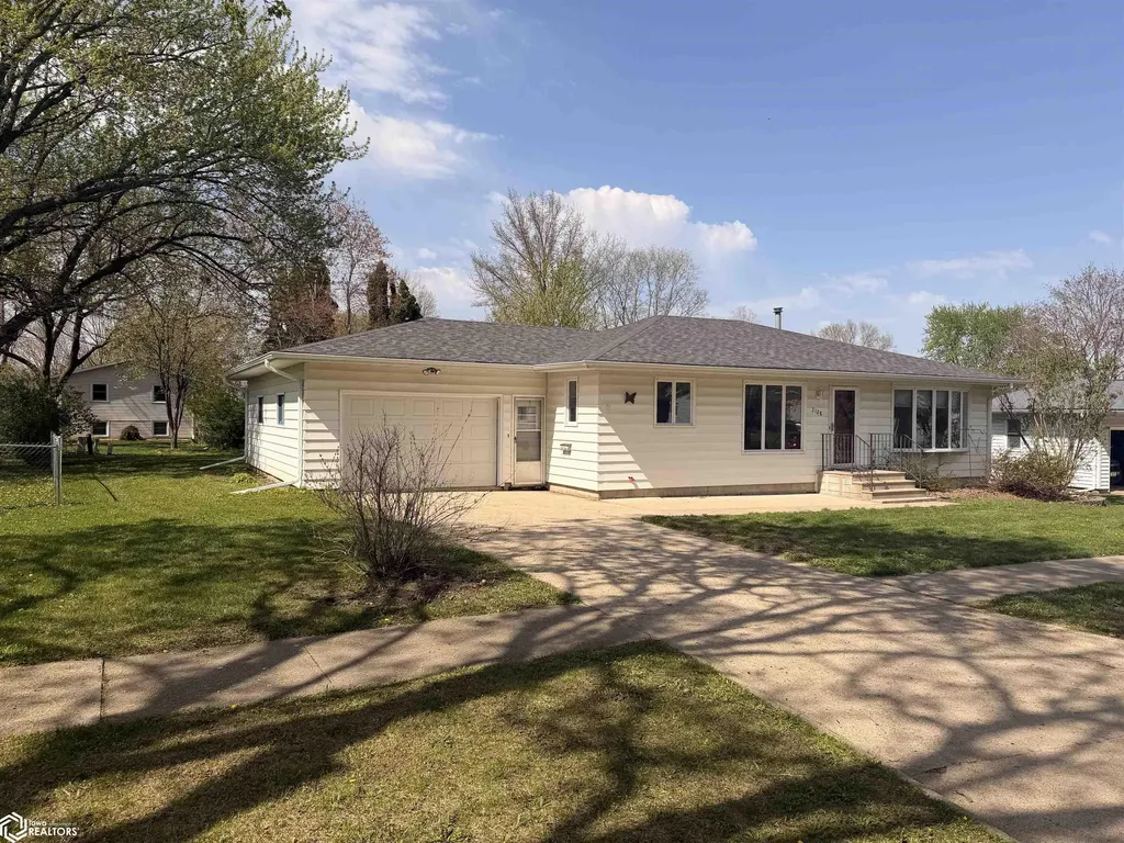 2128 W Bremer Avenue Waverly IA 50677