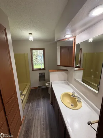 2128 W Bremer Avenue Waverly IA 50677