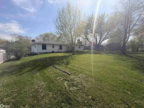 2128 W Bremer Avenue Waverly IA 50677