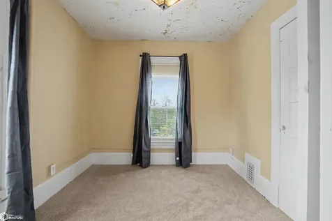 253 S Central Avenue Burlington IA 52601