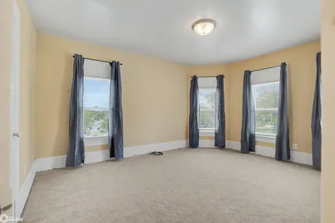 253 S Central Avenue Burlington IA 52601
