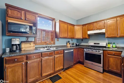932 East Street Grinnell IA 50112