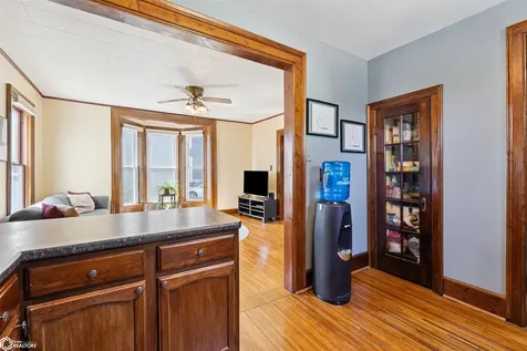 932 East Street Grinnell IA 50112