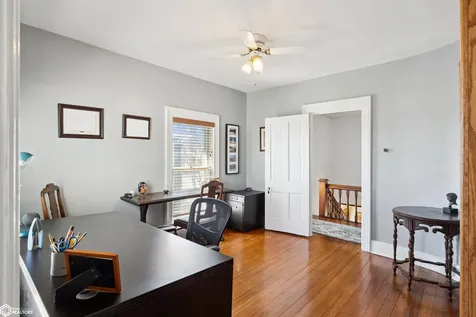 932 East Street Grinnell IA 50112