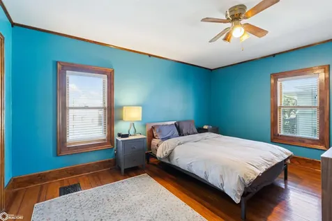 932 East Street Grinnell IA 50112
