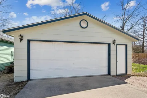 932 East Street Grinnell IA 50112