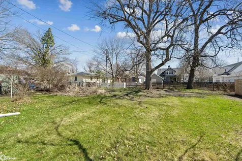 932 East Street Grinnell IA 50112
