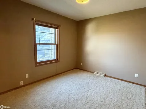 1215 E 8th Street S Newton IA 50208