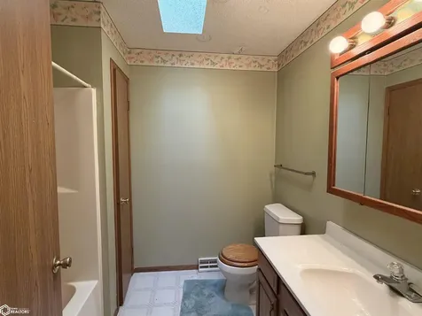 1215 E 8th Street S Newton IA 50208