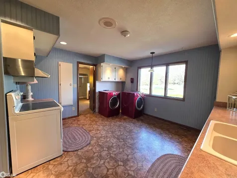 1866 Timber Avenue Charles City IA 50616