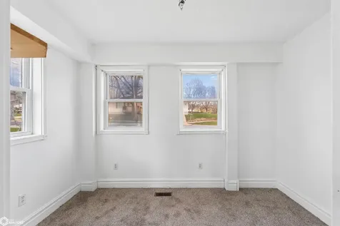 1604 5th Avenue Grinnell IA 50112