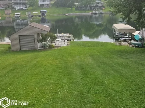 1326 Lakeshore Drive Brooklyn IA 52211