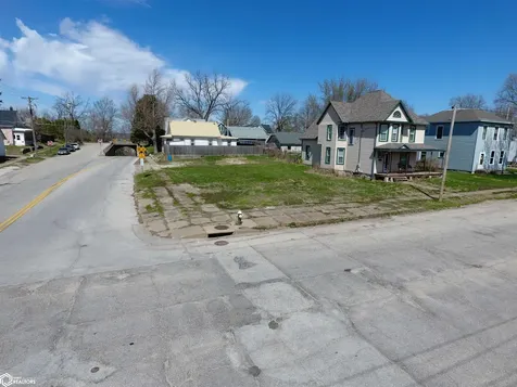 830 Oak Street Burlington IA 52601