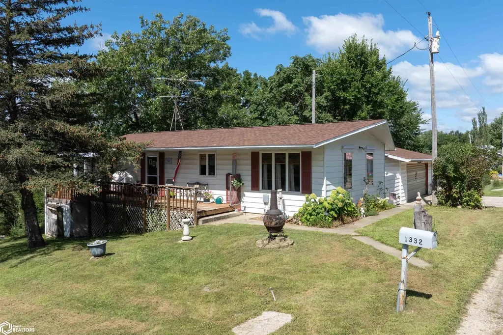 1332 Holiday Lane Brooklyn IA 52211