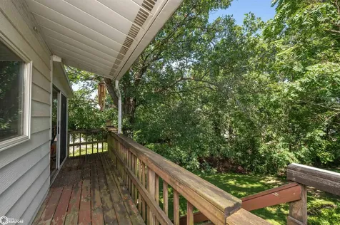 1332 Holiday Lane Brooklyn IA 52211
