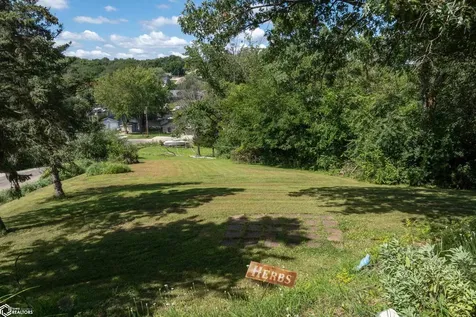1332 Holiday Lane Brooklyn IA 52211