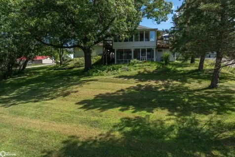 1332 Holiday Lane Brooklyn IA 52211