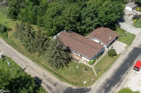 1332 Holiday Lane Brooklyn IA 52211