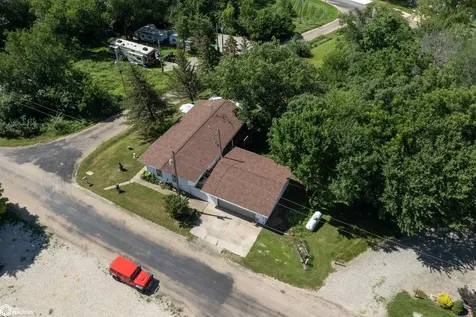 1332 Holiday Lane Brooklyn IA 52211