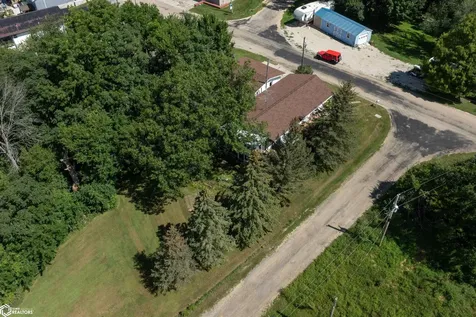 1332 Holiday Lane Brooklyn IA 52211