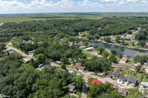 1332 Holiday Lane Brooklyn IA 52211