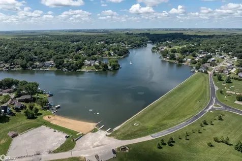1332 Holiday Lane Brooklyn IA 52211