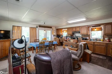1332 Holiday Lane Brooklyn IA 52211