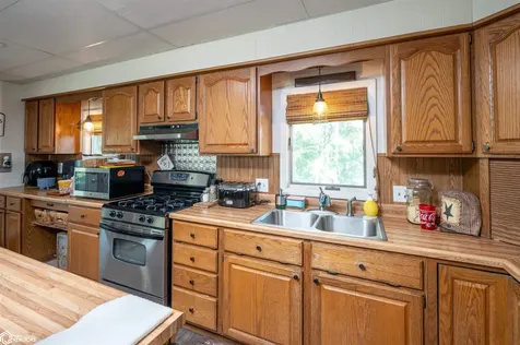 1332 Holiday Lane Brooklyn IA 52211