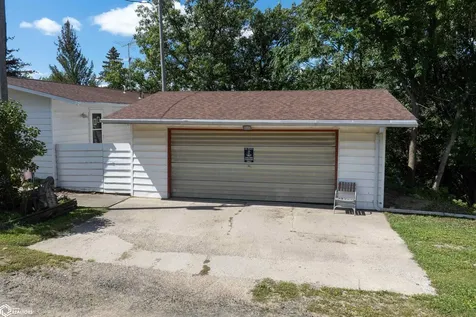1332 Holiday Lane Brooklyn IA 52211
