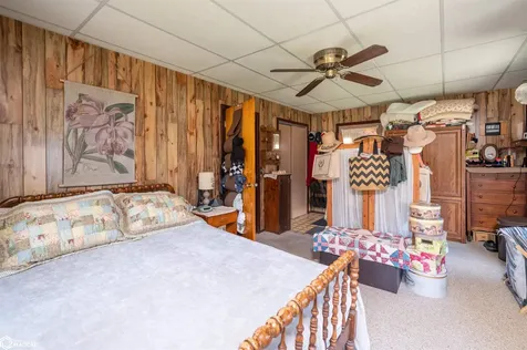 1332 Holiday Lane Brooklyn IA 52211