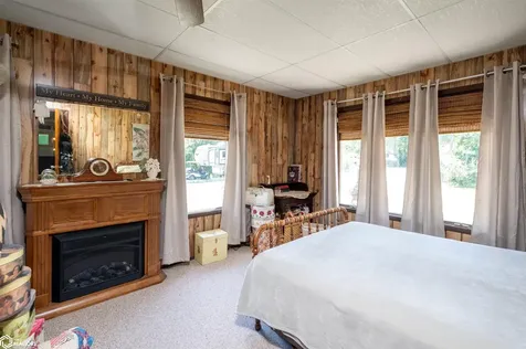 1332 Holiday Lane Brooklyn IA 52211