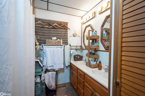1332 Holiday Lane Brooklyn IA 52211