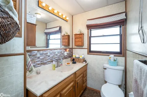1332 Holiday Lane Brooklyn IA 52211