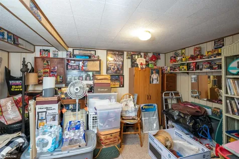 1332 Holiday Lane Brooklyn IA 52211