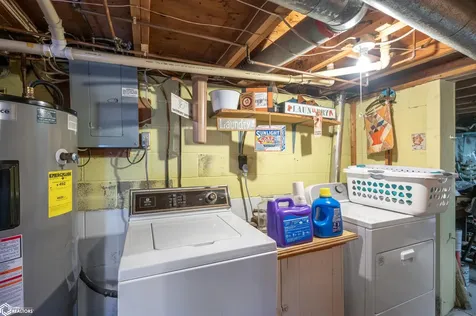 1332 Holiday Lane Brooklyn IA 52211