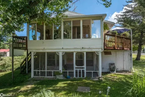 1332 Holiday Lane Brooklyn IA 52211