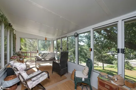 1332 Holiday Lane Brooklyn IA 52211