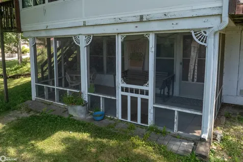 1332 Holiday Lane Brooklyn IA 52211
