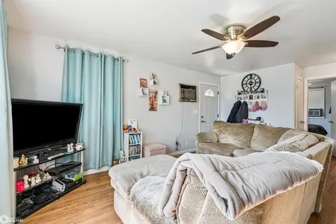 5191 Skyline Drive Brooklyn IA 52211