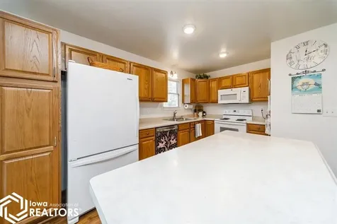1714 Neil Pella IA 50219
