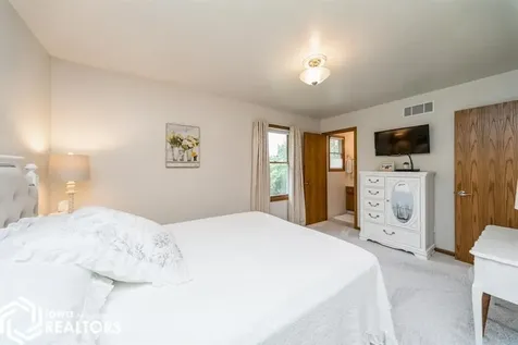1714 Neil Pella IA 50219