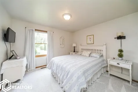 1714 Neil Pella IA 50219