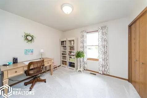 1714 Neil Pella IA 50219