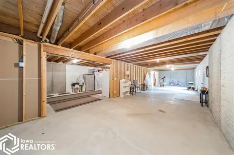 1714 Neil Pella IA 50219