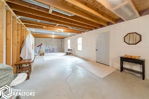 1714 Neil Pella IA 50219